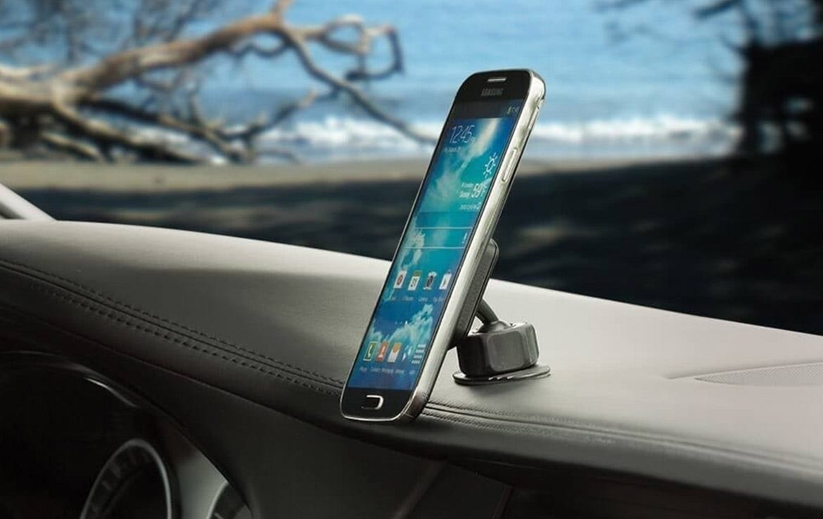 iphone screen showing mounted to car dash