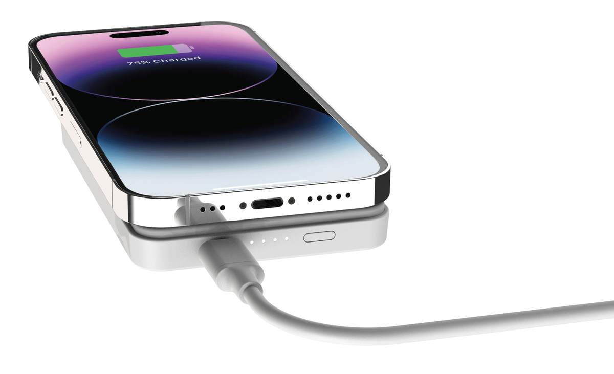 Magnetic Wireless Charging Power Bank charging iphone