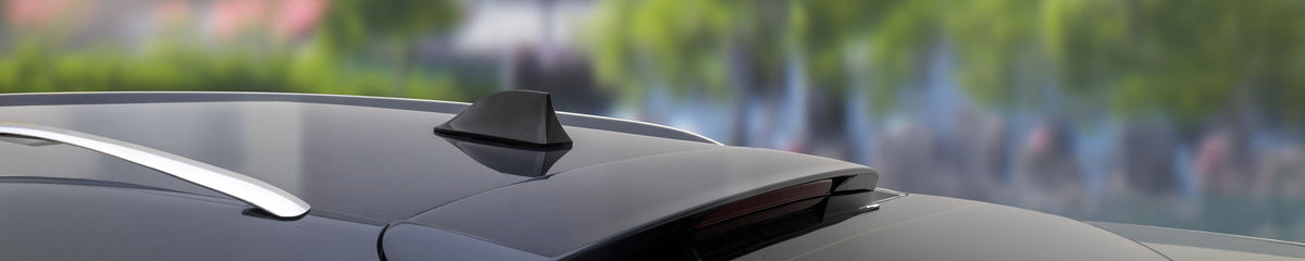 Shark fin antenna on top of a vehicle's roof